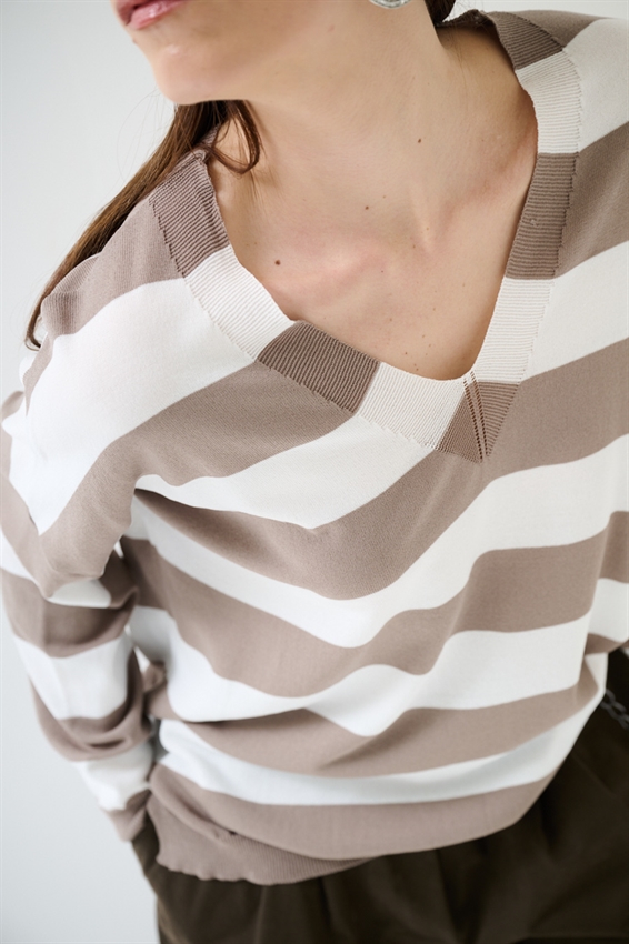 MAGLIA RIGATA CON SCOLLO V PROFONDO