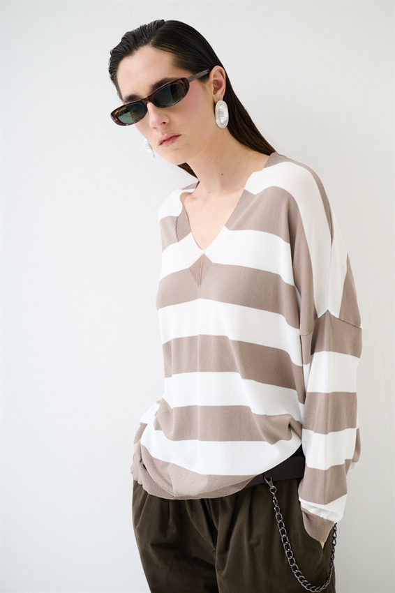 MAGLIA RIGATA CON SCOLLO V PROFONDO