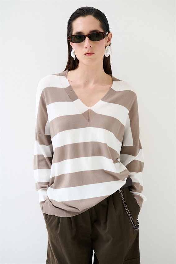 MAGLIA RIGATA CON SCOLLO V PROFONDO