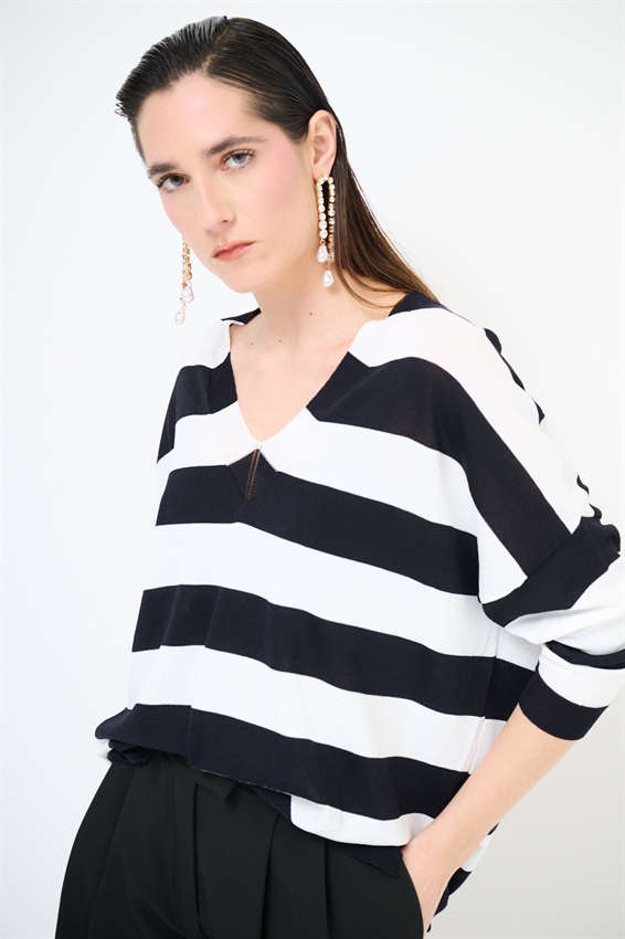 MAGLIA RIGATA CON SCOLLO V PROFONDO