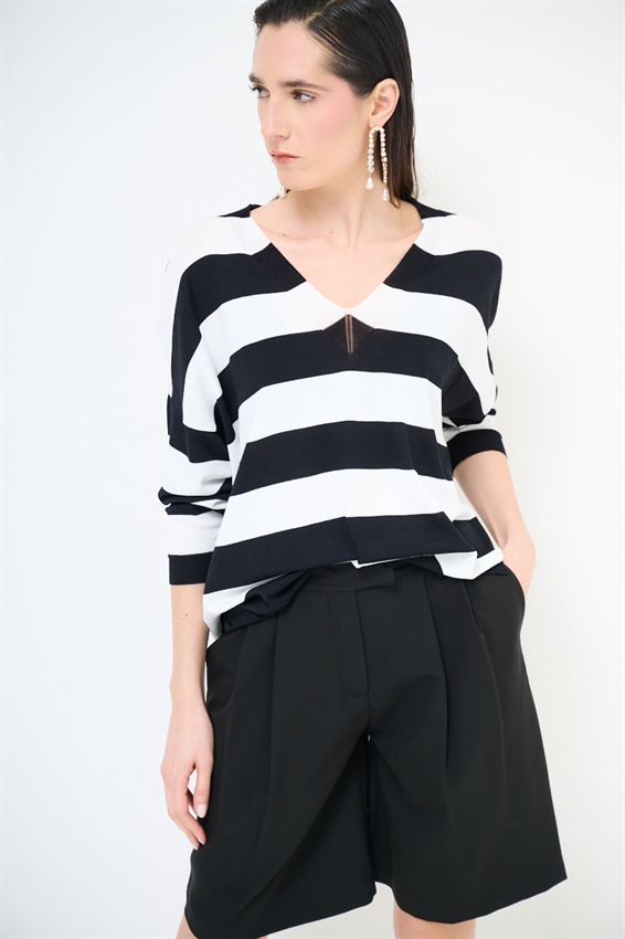 MAGLIA RIGATA CON SCOLLO V PROFONDO