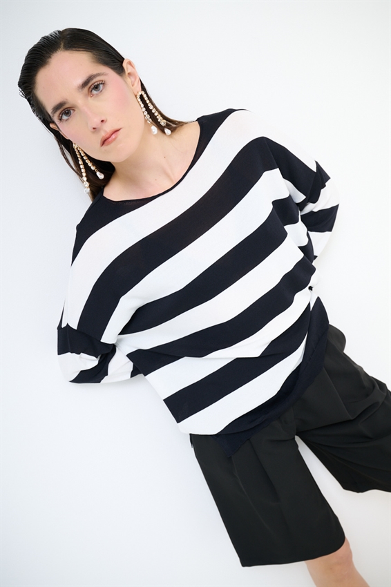 MAGLIA CON SCOLLO A BARCA