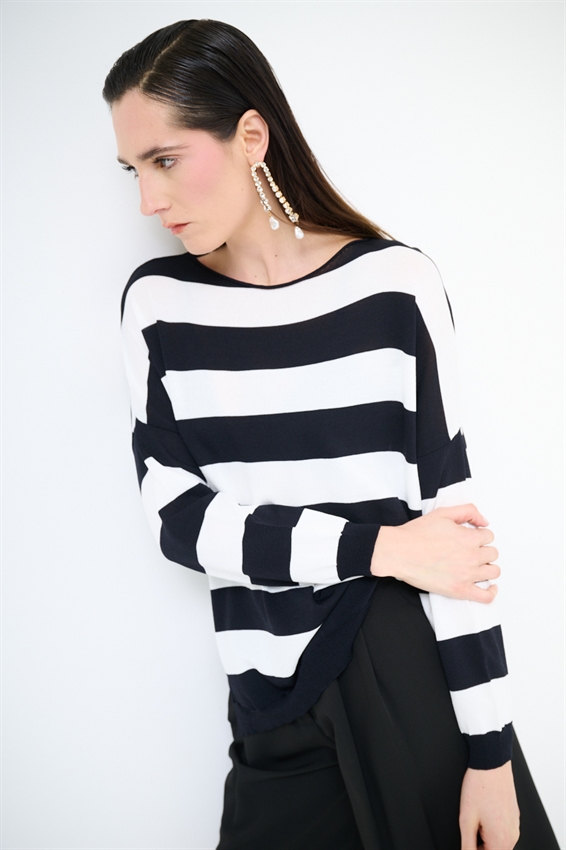 MAGLIA CON SCOLLO A BARCA