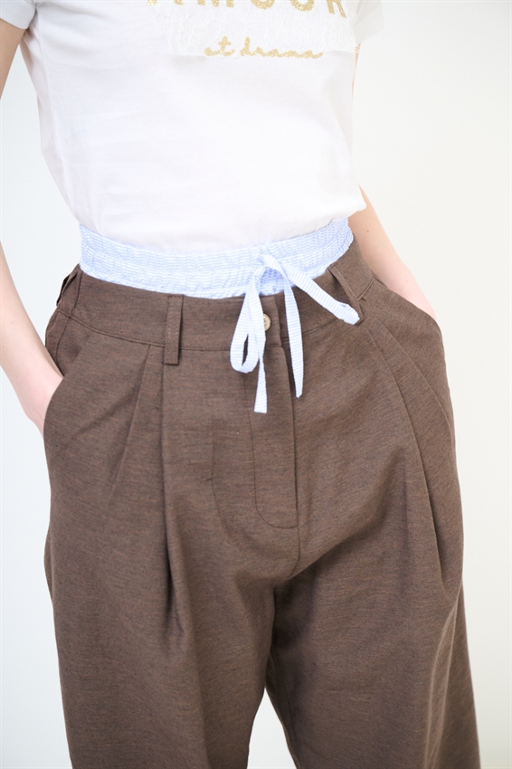PANTALONE CON CINTURINO A RIGHE ELASTICO