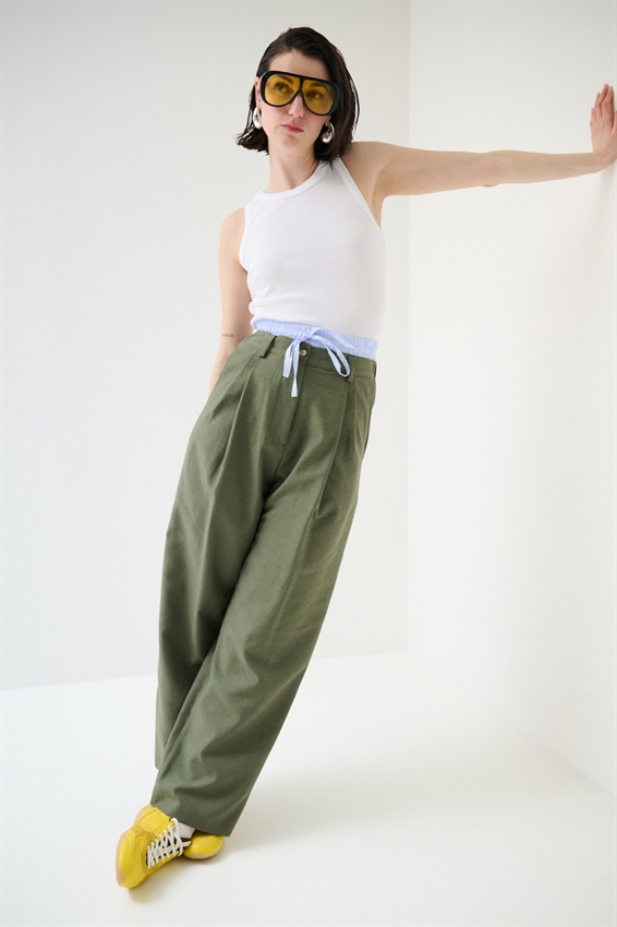 PANTALONE CON CINTURINO A RIGHE ELASTICO