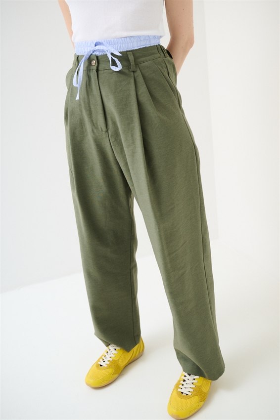 PANTALONE CON CINTURINO A RIGHE ELASTICO