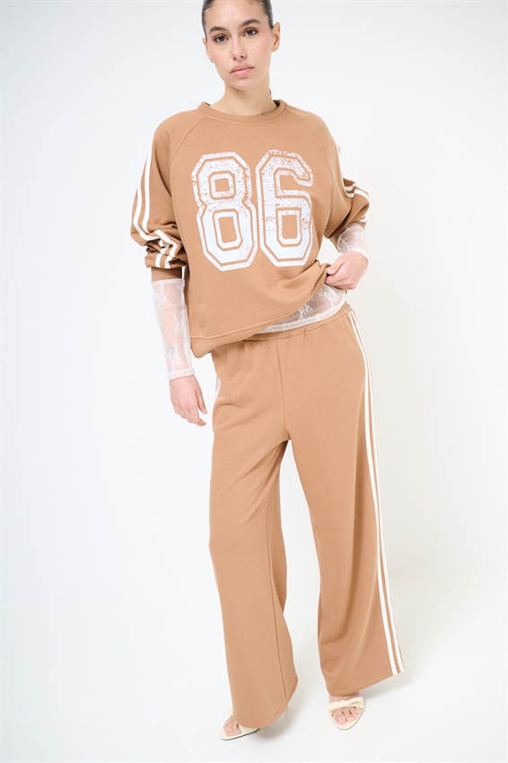 PANTALONE AMPIO CON 4 BANDE