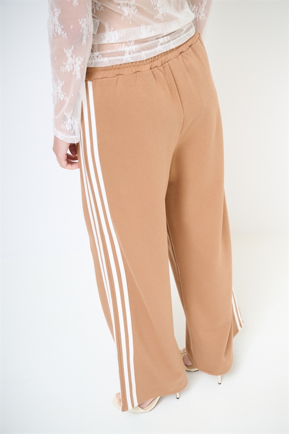 PANTALONE AMPIO CON 4 BANDE