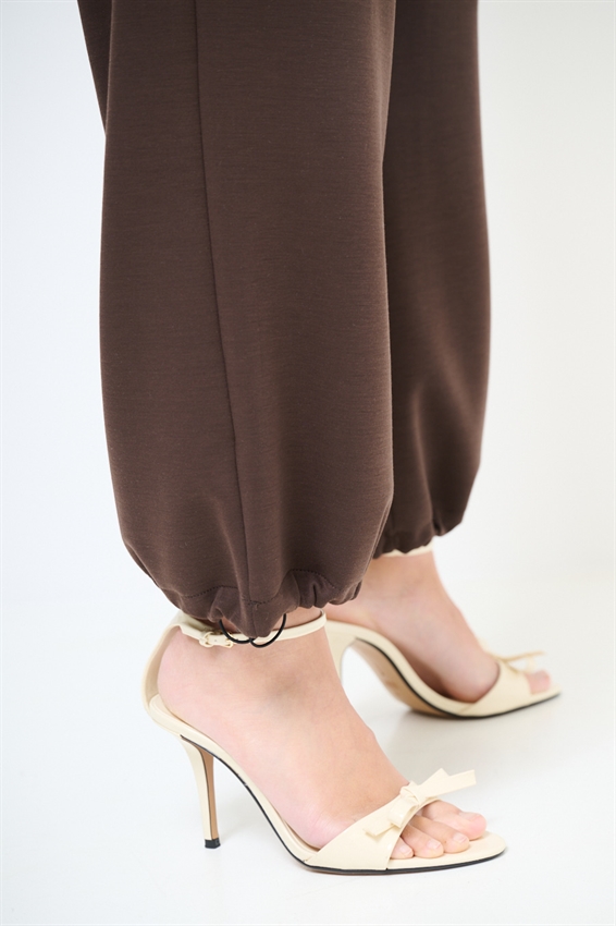 PANTALONE CON COULISSE SUL FONDO REGOLABILE