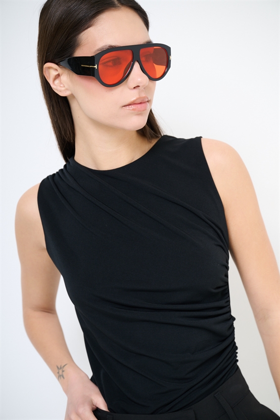 TOP SMANICATO CON RIPRESE LATERALI