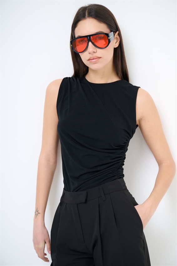 TOP SMANICATO CON RIPRESE LATERALI