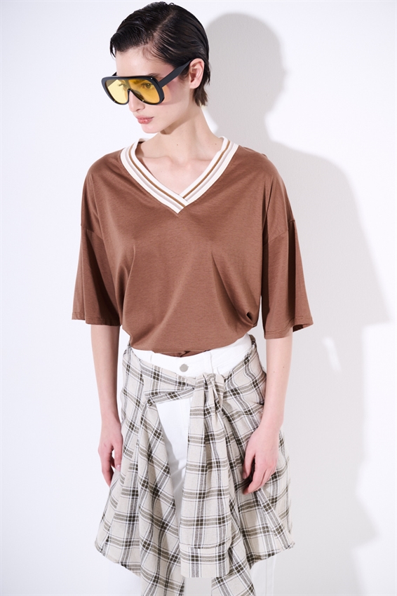 T-SHIRT OVER SCOLLO A V E CON COSTINA