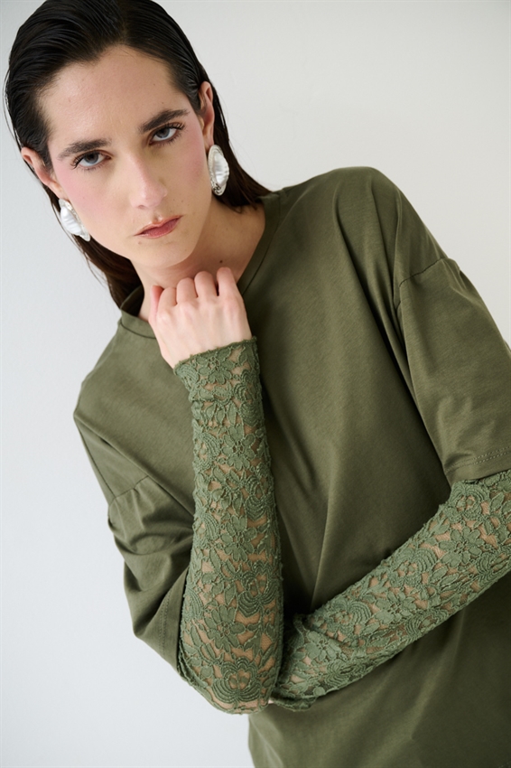 T-SHIRT OVER CON MANICHE IN PIZZO