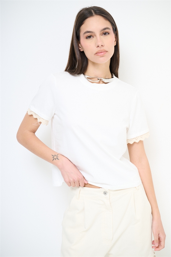 T-SHIRT BASIC CON PASSAMANERIA SULLA MANICA