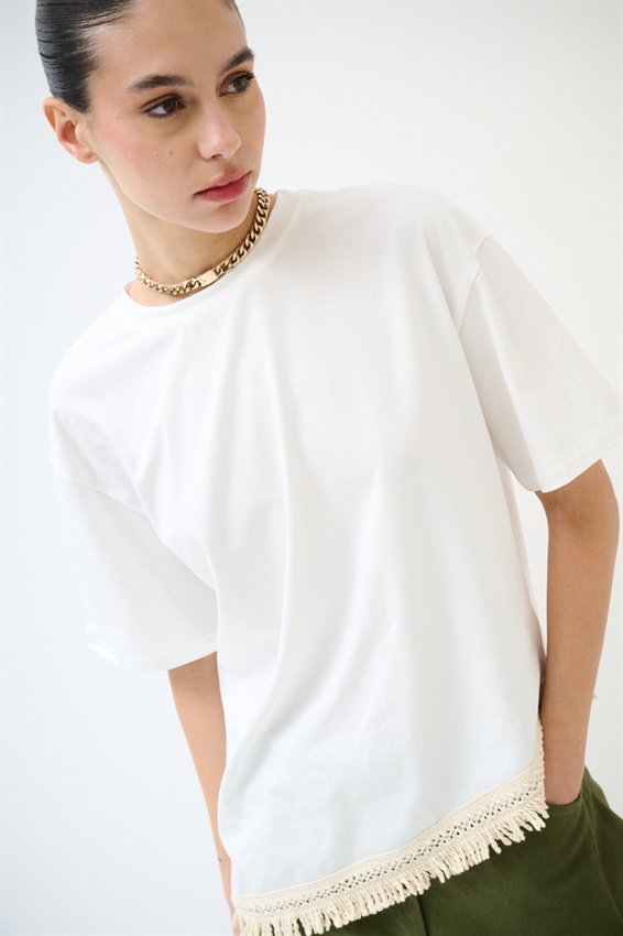T-SHIRT ASIMMETRICA CON FRANGE SUL FONDO