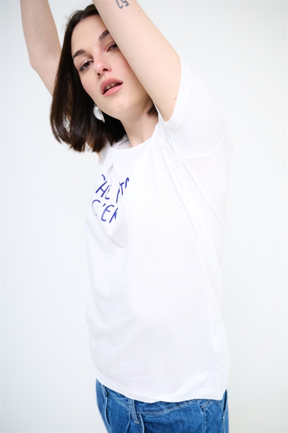 T-SHIRT CON STAMPA CHE FRETTA..