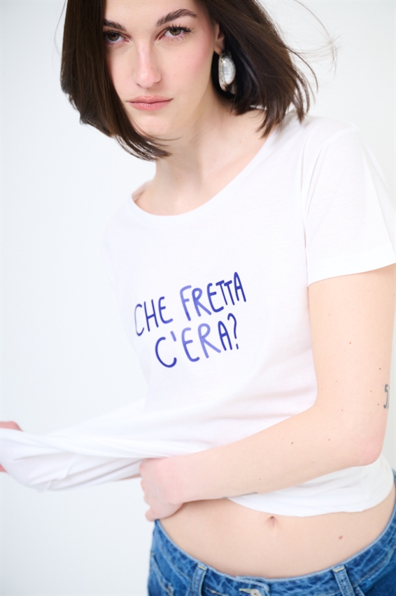 T-SHIRT CON STAMPA CHE FRETTA..