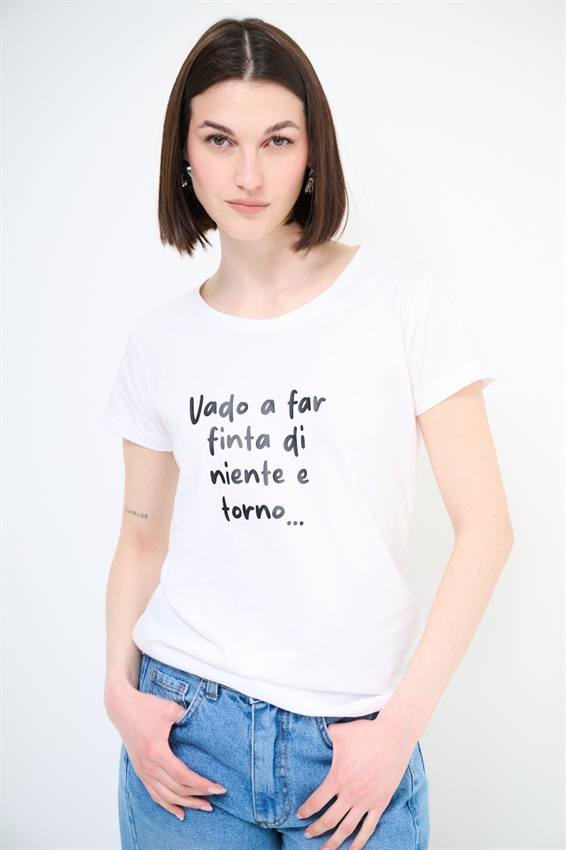 T-SHIRT CON STAMPA VADO A FAR FINTA DI...