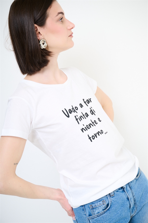T-SHIRT CON STAMPA VADO A FAR FINTA DI...