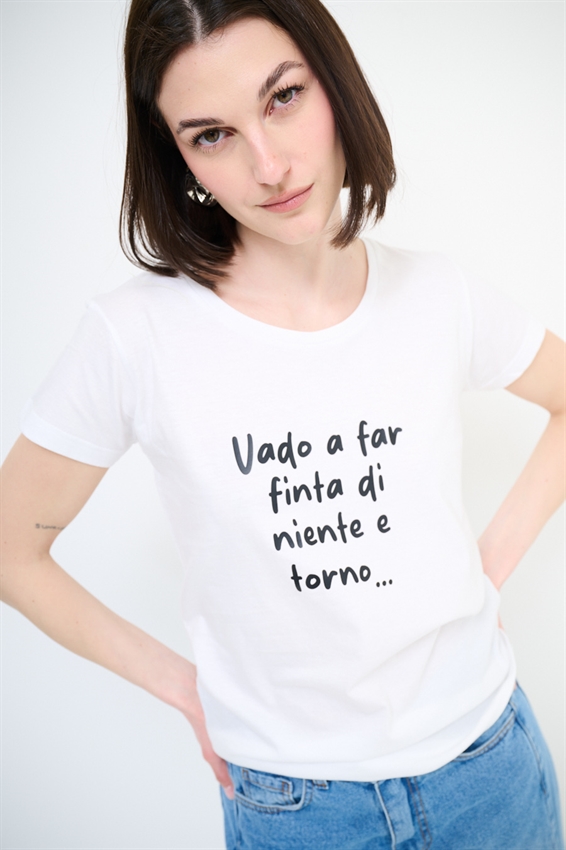 T-SHIRT CON STAMPA VADO A FAR FINTA DI...