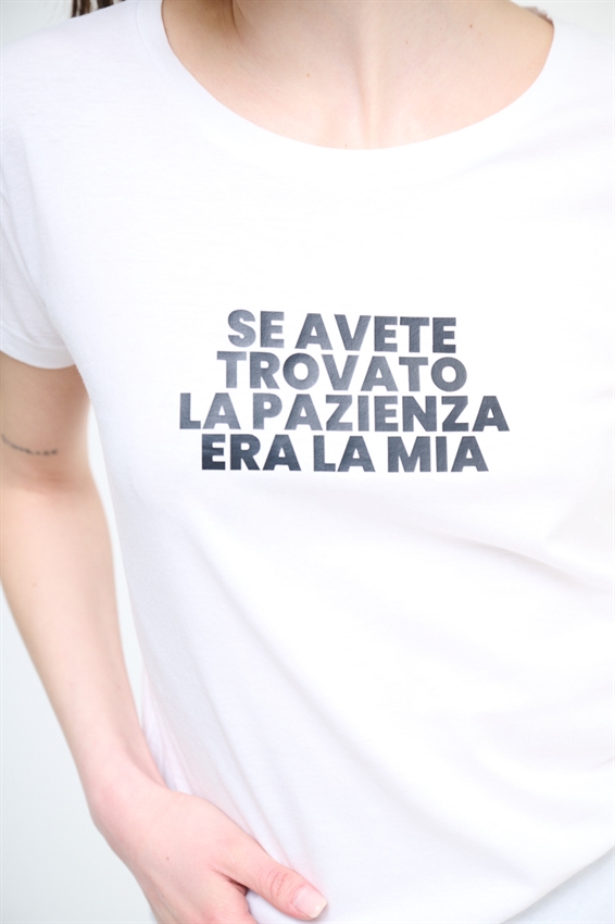 T-SHIRT CON STAMPA PAZIENZA