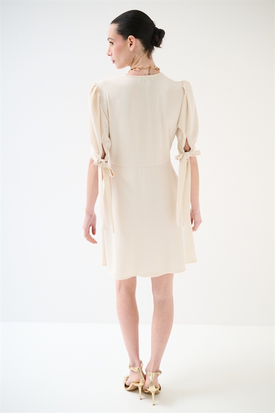 ABITO CORTO CON BOTTONI FODERATI