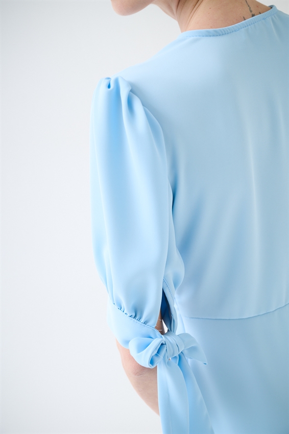 ABITO CORTO CON BOTTONI FODERATI CELESTE