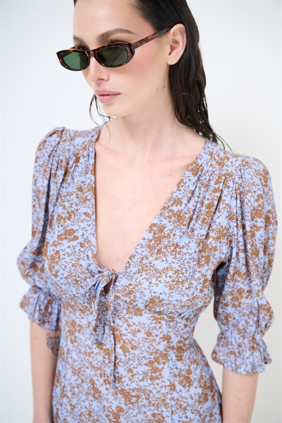 ABITO CORTO CON STAMPA E FIOCCO CELESTE/TABACCO