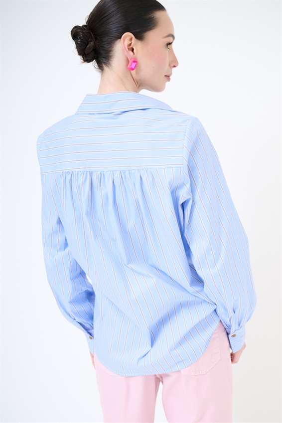 CAMICIA CON RIPRESA LATERALE E BOTTONE RIGATA