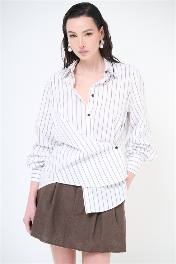 CAMICIA CON RIPRESA LATERALE E BOTTONE RIGATA