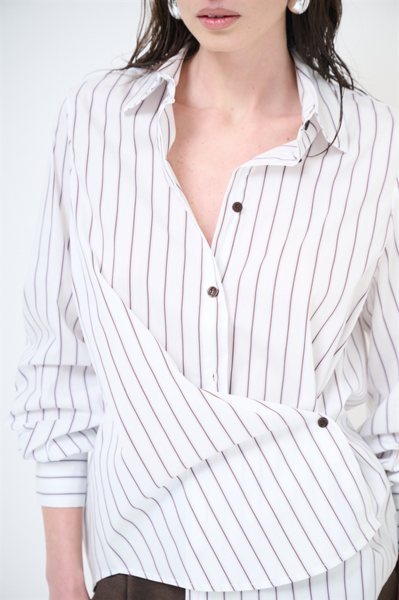 CAMICIA CON RIPRESA LATERALE E BOTTONE RIGATA