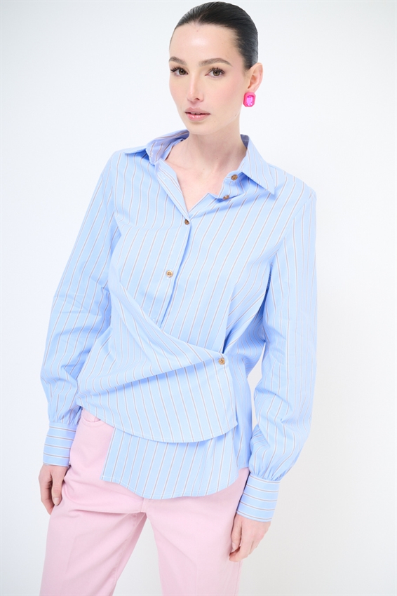 CAMICIA CON RIPRESA LATERALE E BOTTONE RIGATA