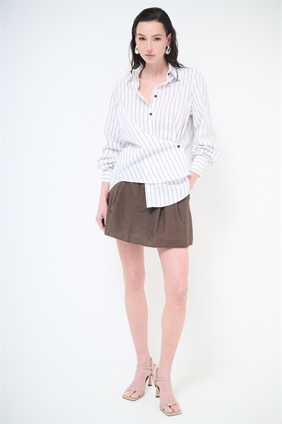 CAMICIA CON RIPRESA LATERALE E BOTTONE RIGATA BIANCO