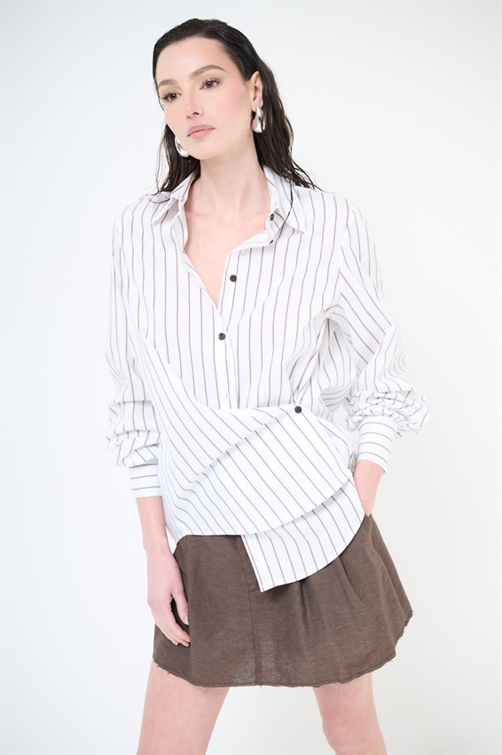 CAMICIA CON RIPRESA LATERALE E BOTTONE RIGATA BIANCO