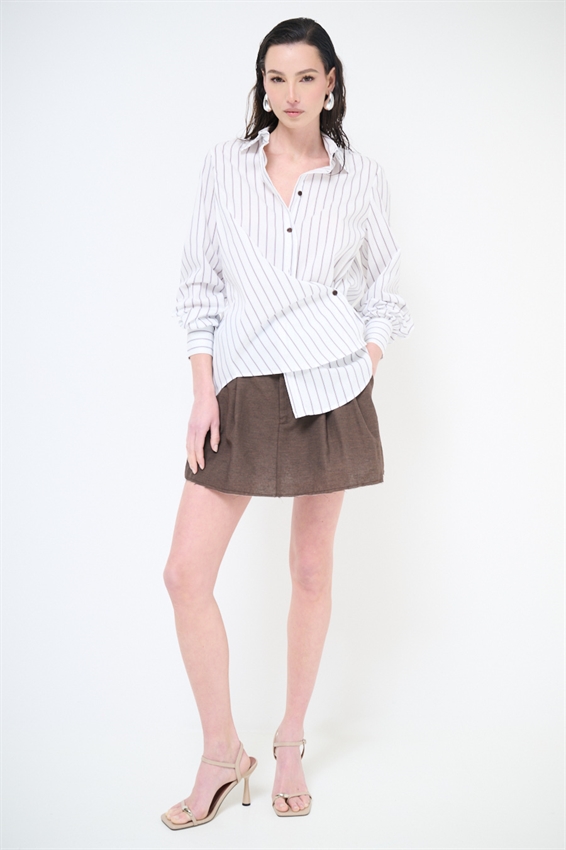 CAMICIA CON RIPRESA LATERALE E BOTTONE RIGATA BIANCO