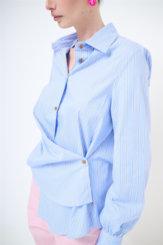 CAMICIA CON RIPRESA LATERALE E BOTTONE RIGATA CELESTE