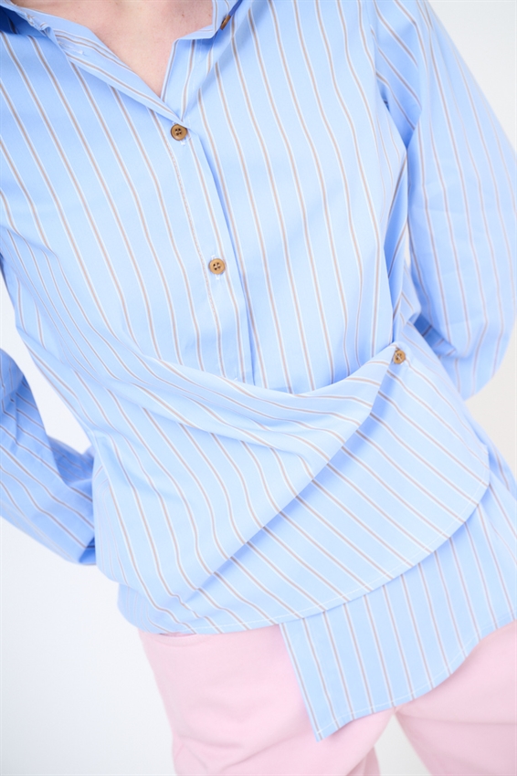 CAMICIA CON RIPRESA LATERALE E BOTTONE RIGATA CELESTE