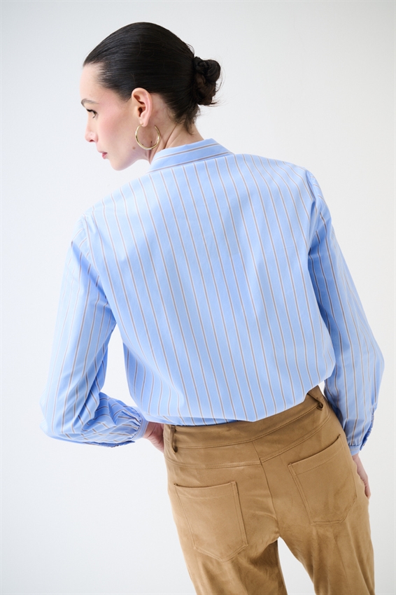 CAMICIA RIGATA CON MAXI VOLANT CELESTE