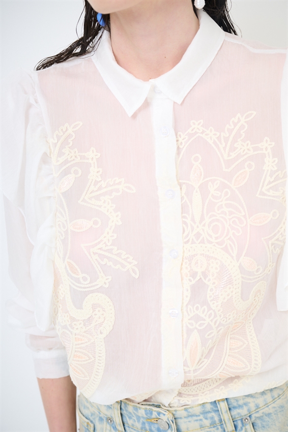 CAMICIA CON MAXI GALA SULLA SPALLA ECRU