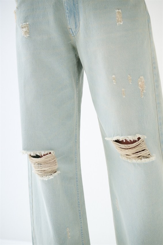 JEANS BAGGY CON ROTTURE EFFETTO SABBIATO
