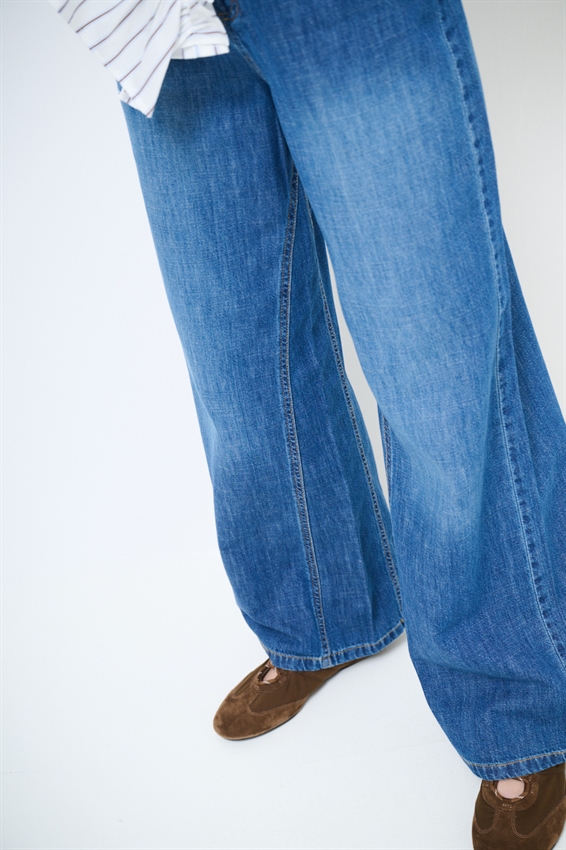 JEANS LARGO CON CUCITURE SUL DAVANTI BLU MEDIO