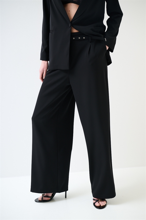 PANTAPALAZZO CON PINCES E CINTURA FODERATA NERO