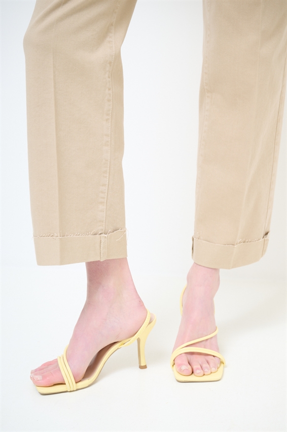 PANTA CHINO CON RISVOLTO E TAGLIO VIVO DESERTO