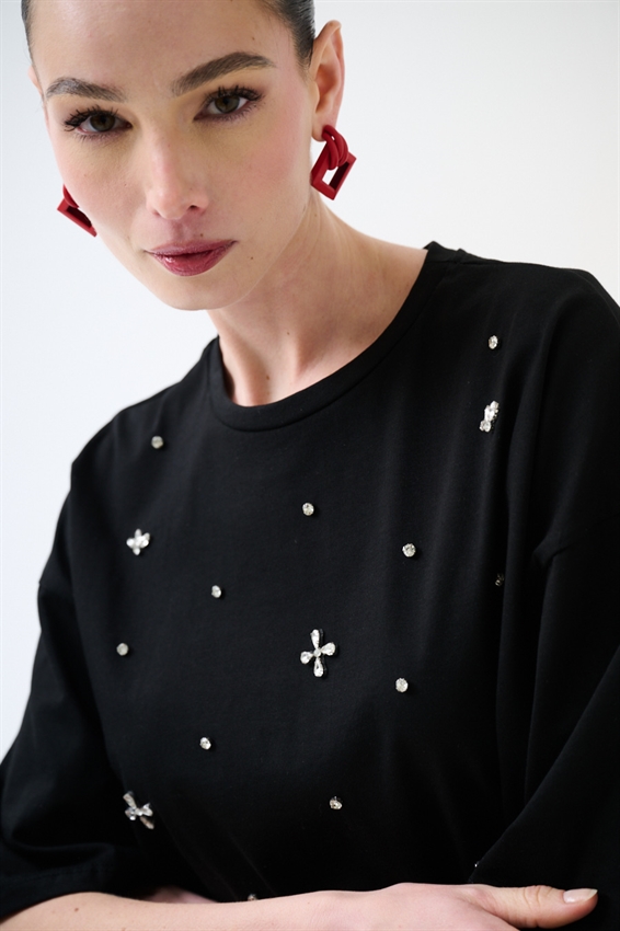 T-SHIRT CON APPLICAZIONE CASTONI