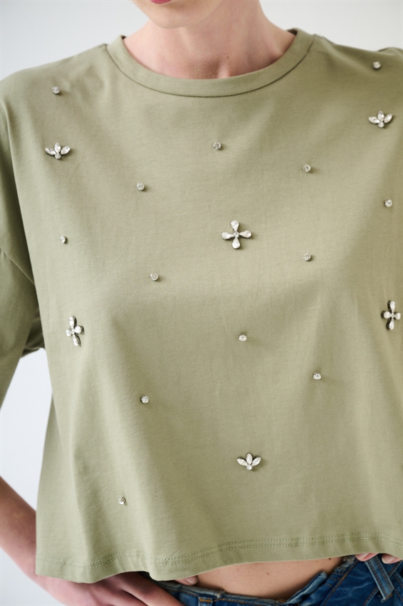 T-SHIRT CON APPLICAZIONE CASTONI SALVIA