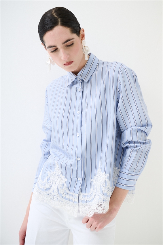 CAMICIA A RIGHE CON PIZZO CELESTE