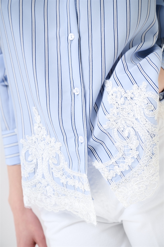 CAMICIA A RIGHE CON PIZZO CELESTE