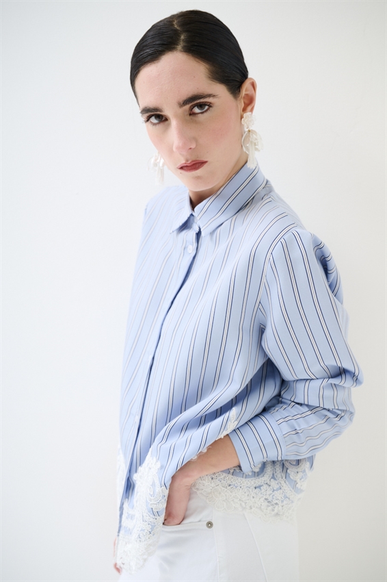 CAMICIA A RIGHE CON PIZZO CELESTE