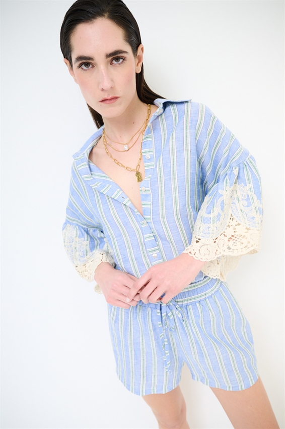 CAMICIA IN LINO A RIGHE CON RICAMO CELESTE