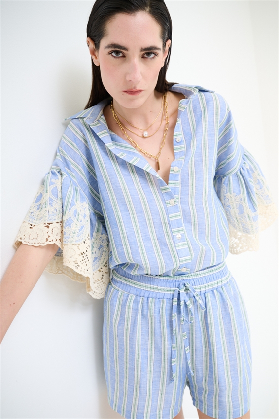 CAMICIA IN LINO A RIGHE CON RICAMO CELESTE